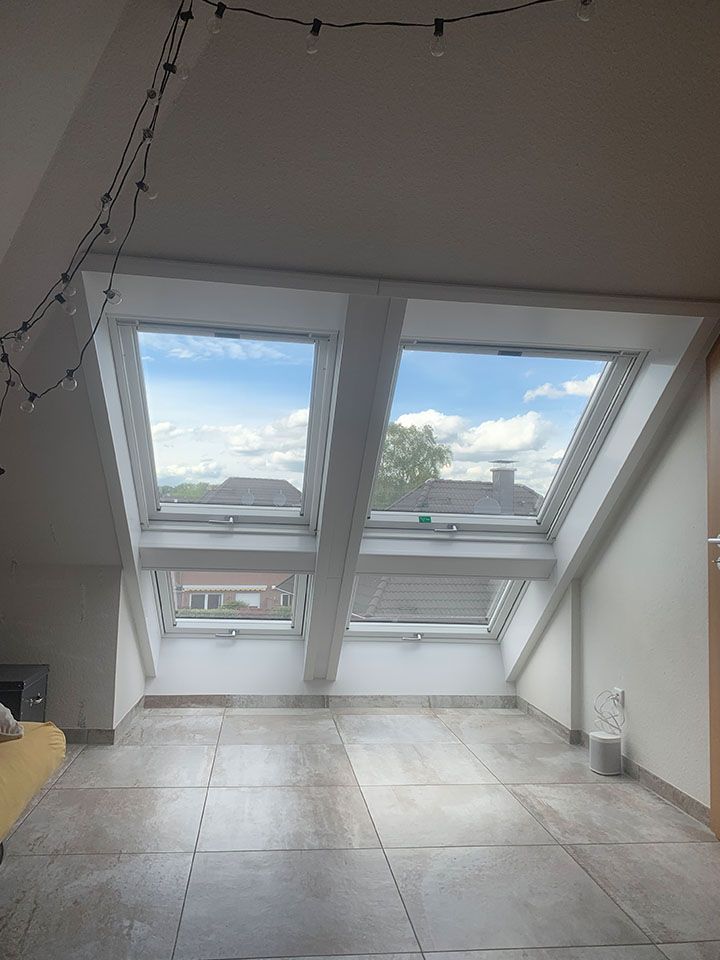 Raum mit Dachschräge und vier Dachfenstern