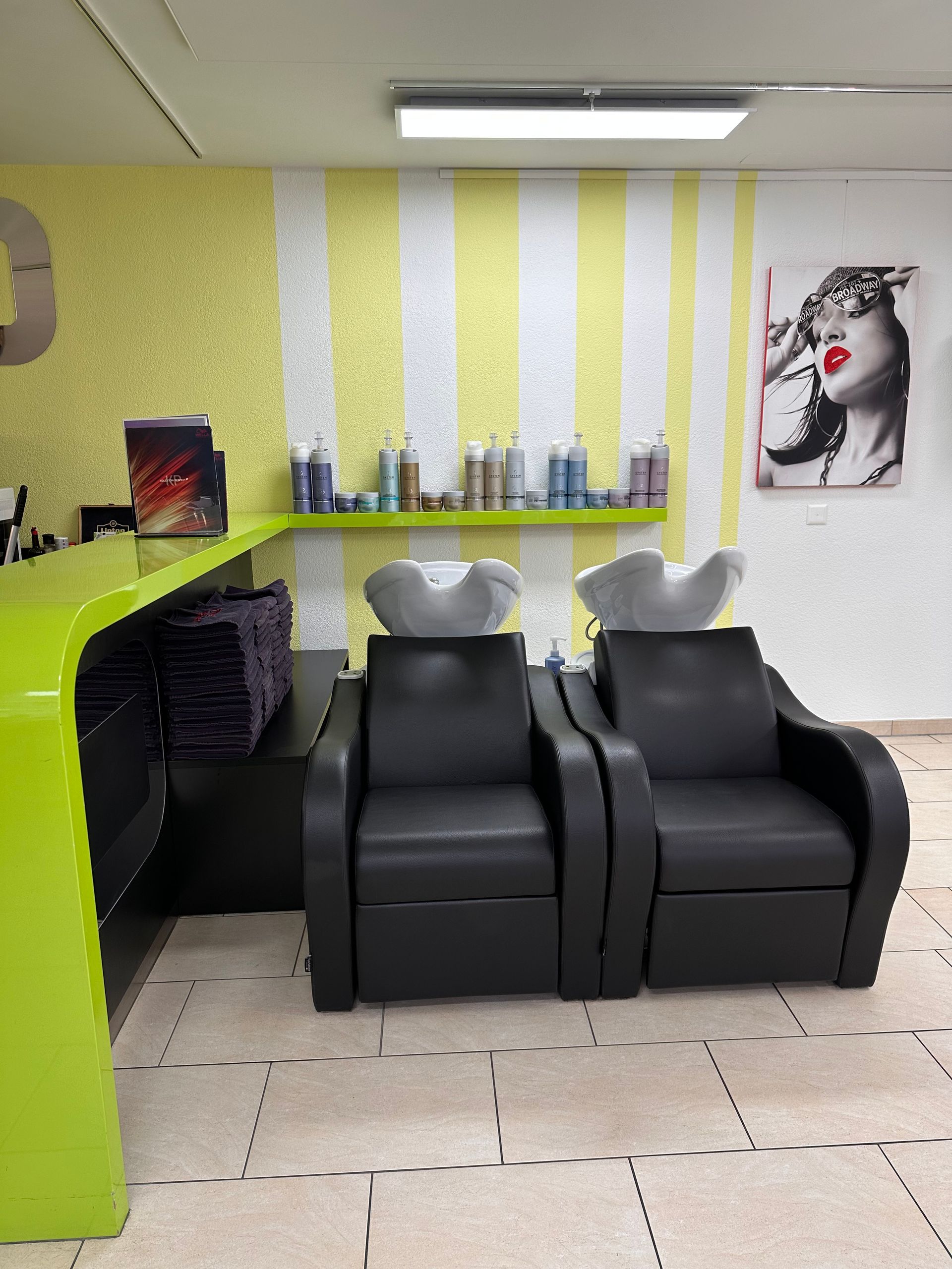 Aussenansicht des Friseursalons „Coiffeur in Style“ mit Markise und Schaufensterdekoration.