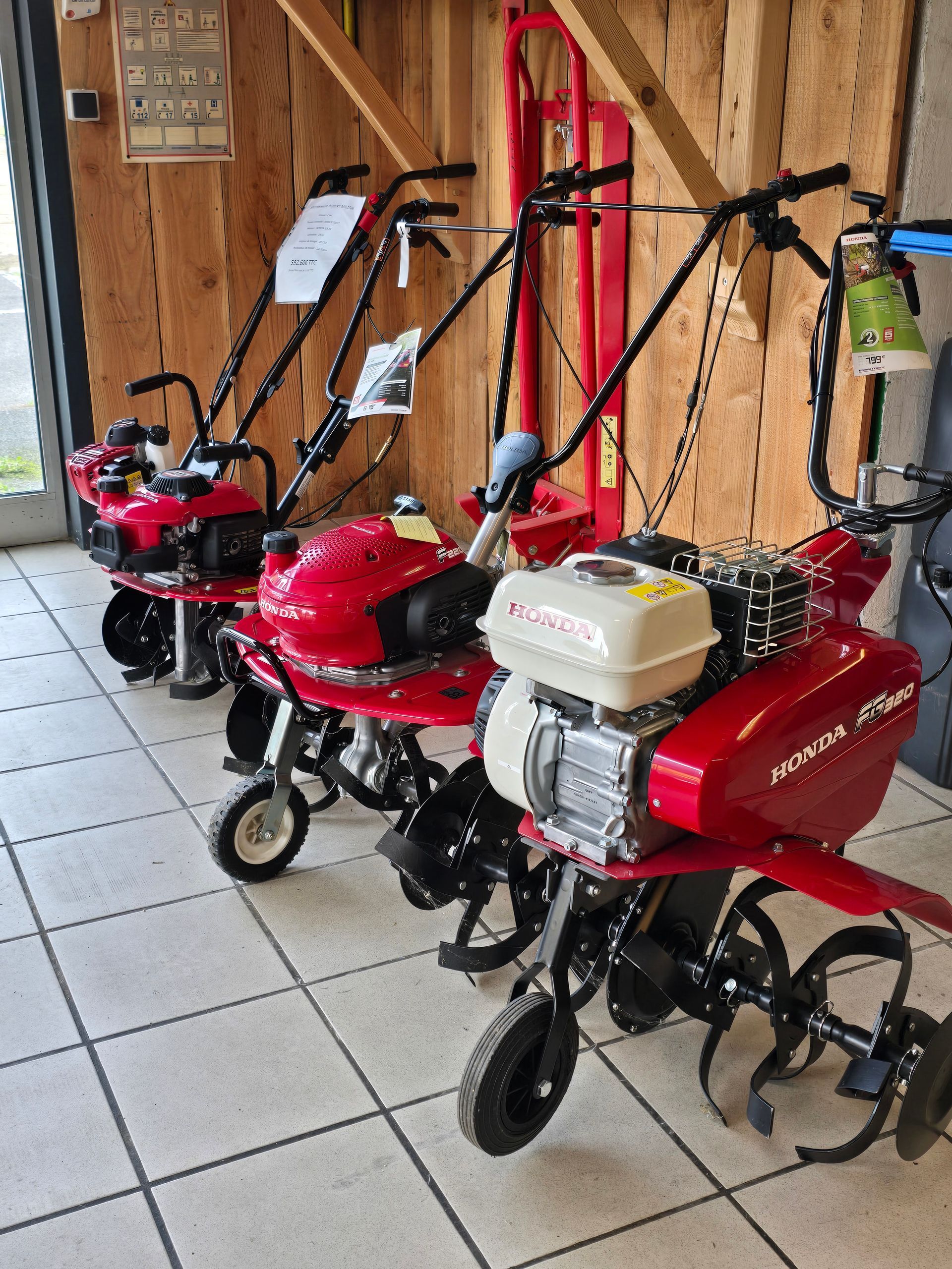 3 Motobineuses rouges et blanches