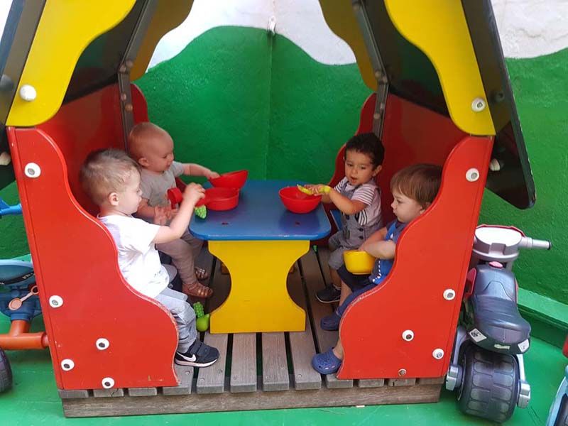 Un grupo de niños está jugando en una casa de juegos.