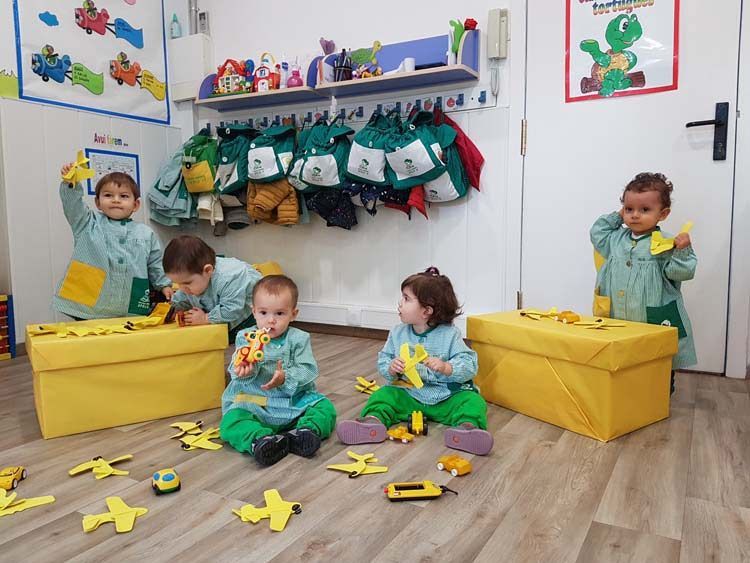 Un grupo de niños está jugando con juguetes en una habitación.