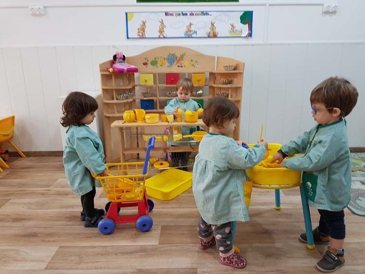 Un grupo de niños está jugando con juguetes en una habitación.