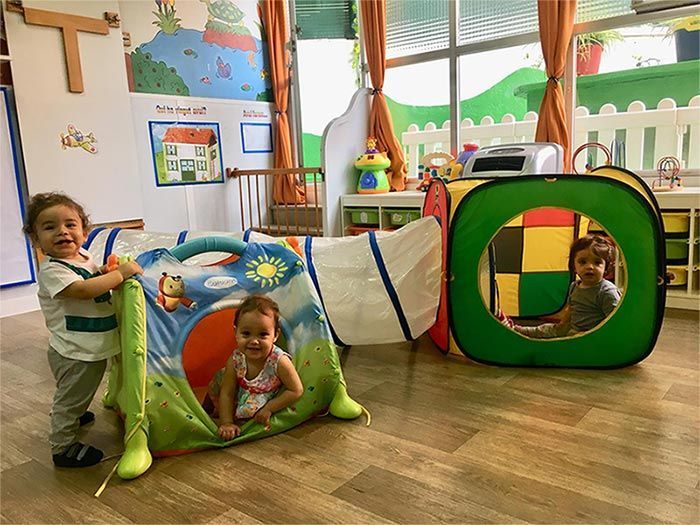Un grupo de niños está jugando en una sala de juegos.