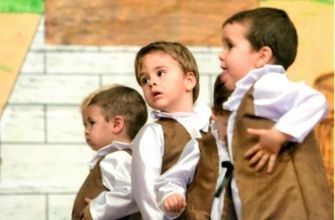 Un grupo de jóvenes que llevan chalecos marrones y camisas blancas.