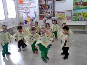 Un grupo de niños están bailando juntos en una habitación.