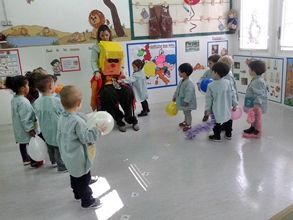 Un grupo de niños está jugando con globos en una habitación.