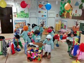 Un grupo de niños disfrazados están jugando en una habitación.