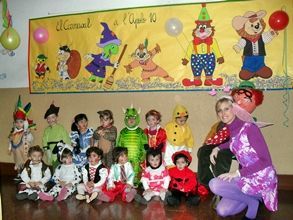 Un grupo de niños disfrazados posan para una foto.