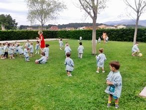 Un grupo de niños está jugando con una pelota en un parque.