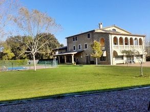 Una casa grande con un amplio césped delante de ella.