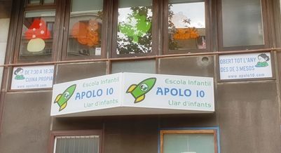 Un edificio con un cartel que dice Apolo 10.