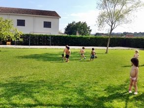 Un grupo de niños está jugando en un campo de hierba.