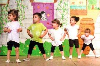 Un grupo de niños pequeños están bailando en un escenario.