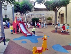 Un grupo de niños está jugando en un patio de recreo.