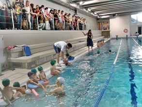 Un grupo de niños está jugando en una piscina.