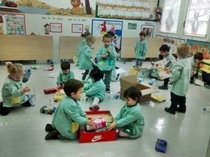Un grupo de niños está jugando con juguetes en un aula.