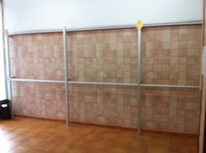 Una habitación con una fila de percheros contra una pared.