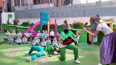 Un grupo de niños está jugando un juego en un patio de recreo.