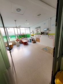 Una habitación con muchas ventanas y juguetes dentro.