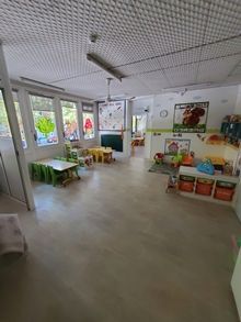 Una habitación grande con mesas y sillas.