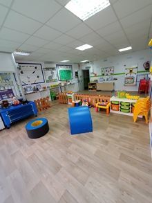 Una habitación grande llena de juguetes y muebles.