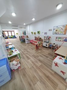 Una habitación grande llena de juguetes y mesas.