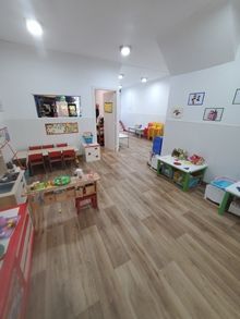 Una habitación con suelos de madera y mesas y sillas en ella.