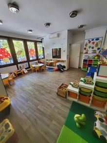 Una habitación grande llena de juguetes y mesas.