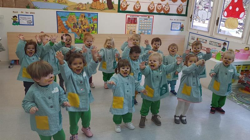 Un grupo de niños están bailando juntos en un aula.