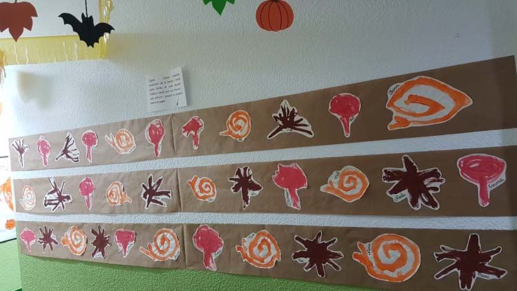 Una pared con un montón de dibujos en ella.