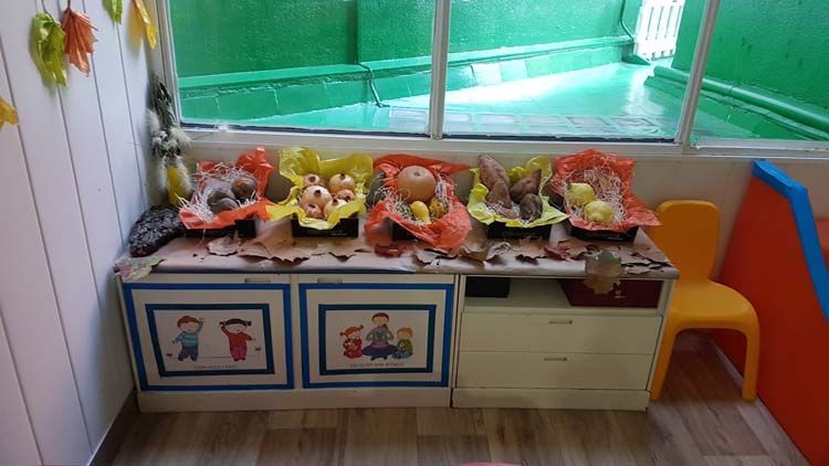 Una habitación infantil con una mesa y sillas y una ventana.