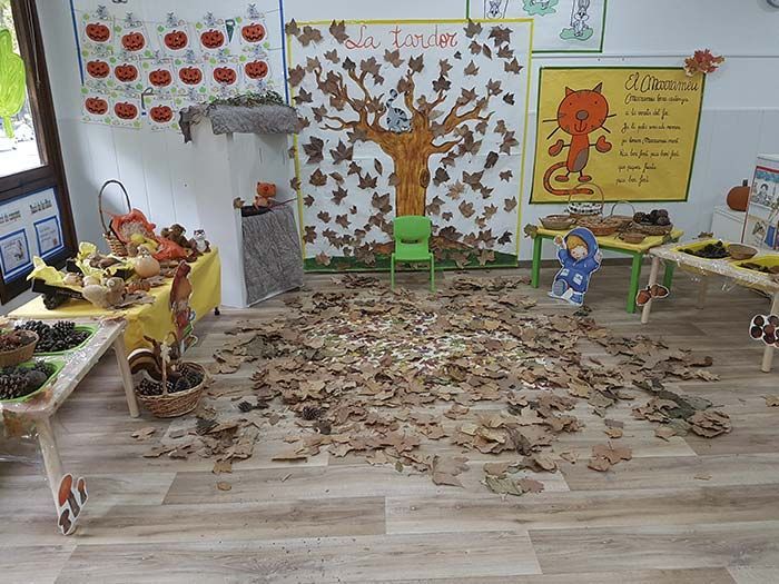 Una habitación con muchas hojas en el suelo.