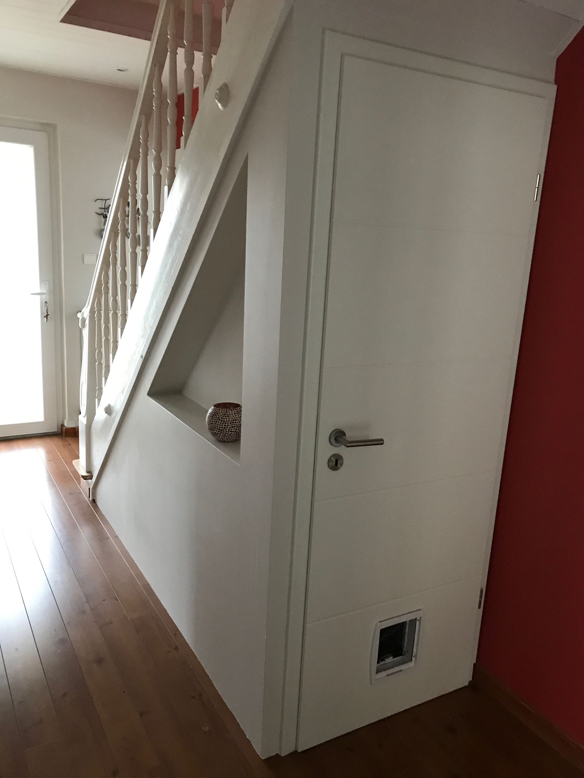 Porte sous escalier et niche de rangement