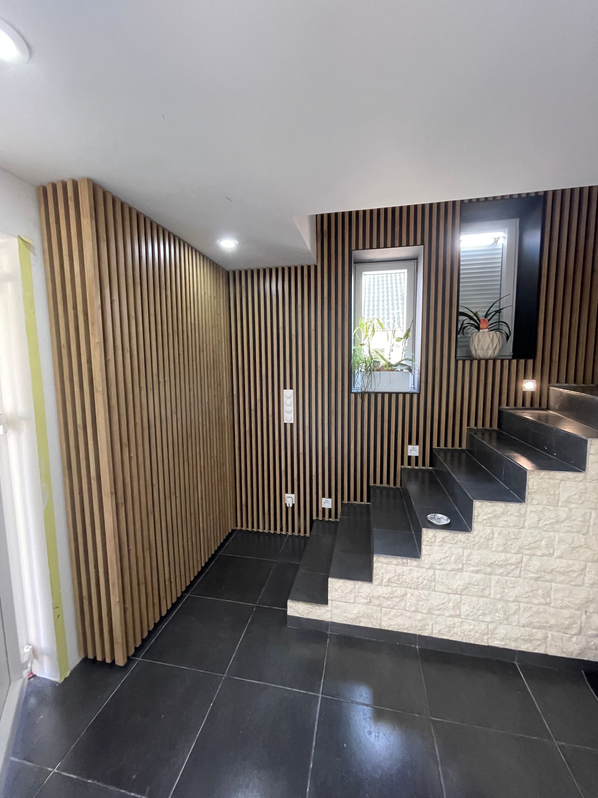 Mur de type claustra en bois