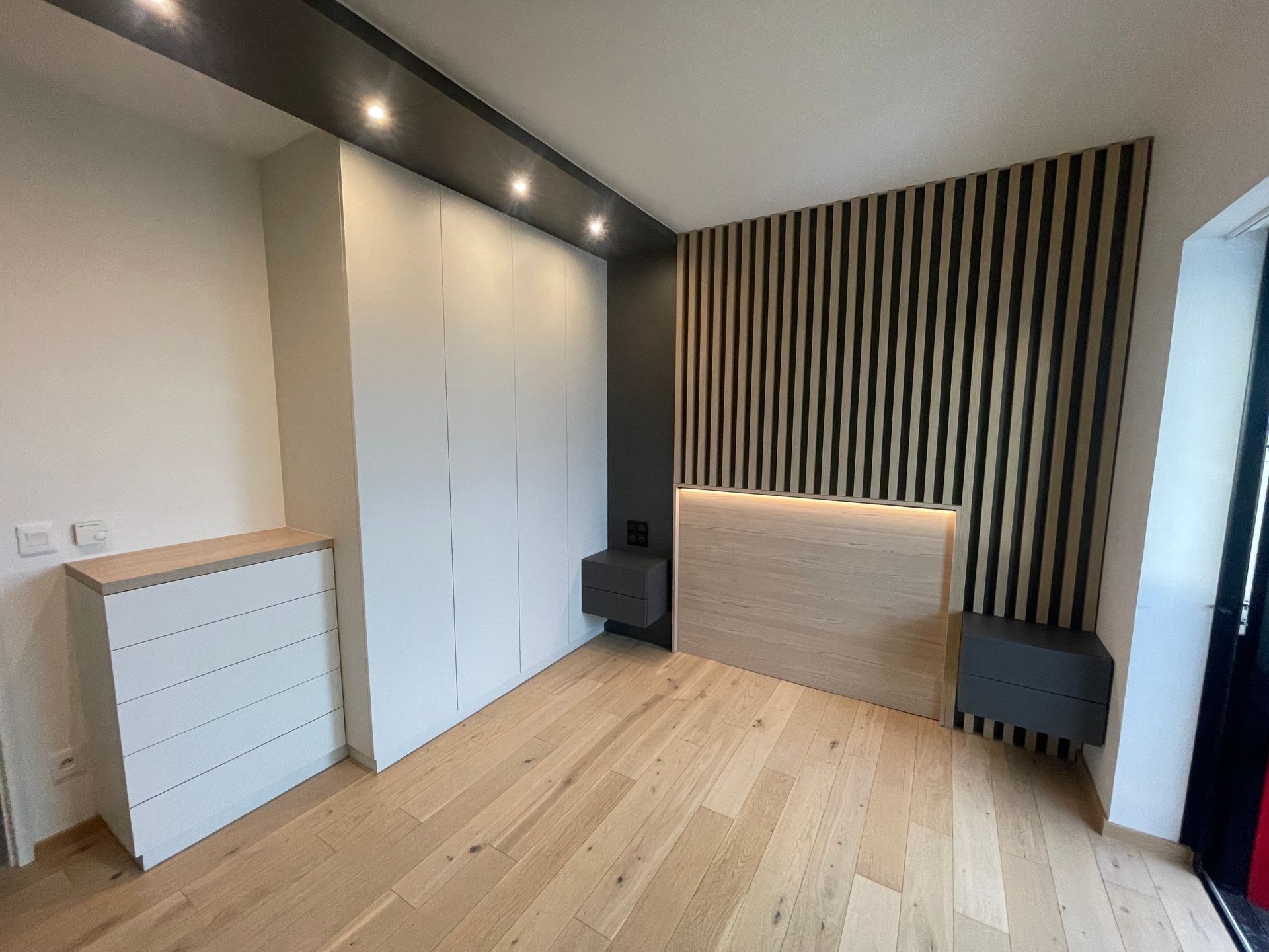 Finition de mur en claustra de bois