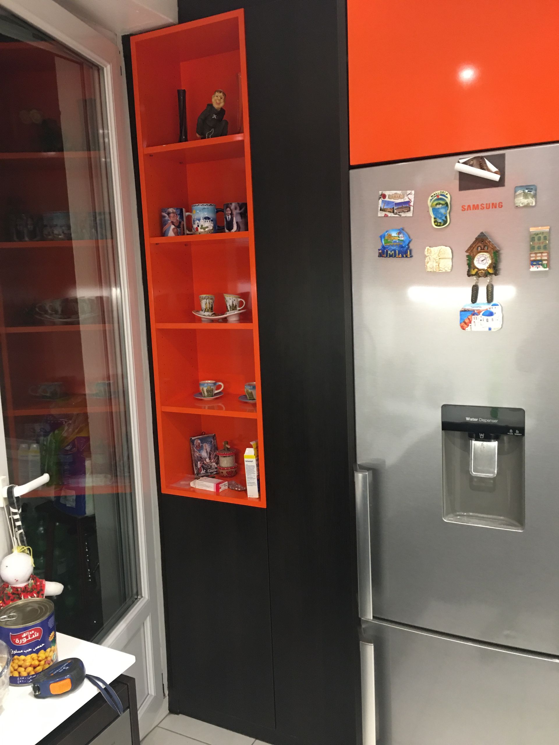 Espace de rangement encastrée dans un mur de cuisine