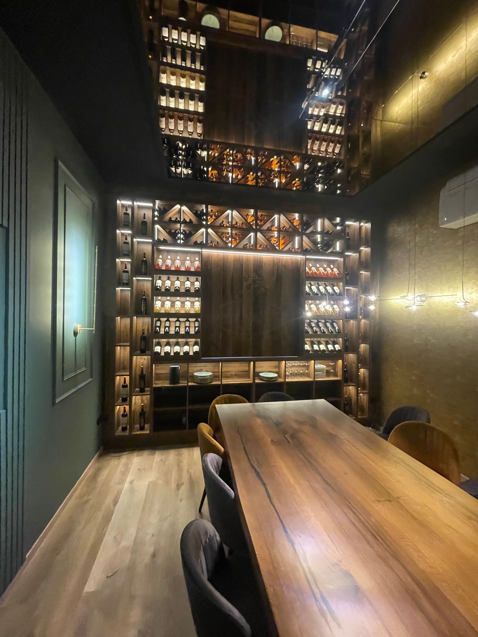 Cave à vin sur un pan de mur