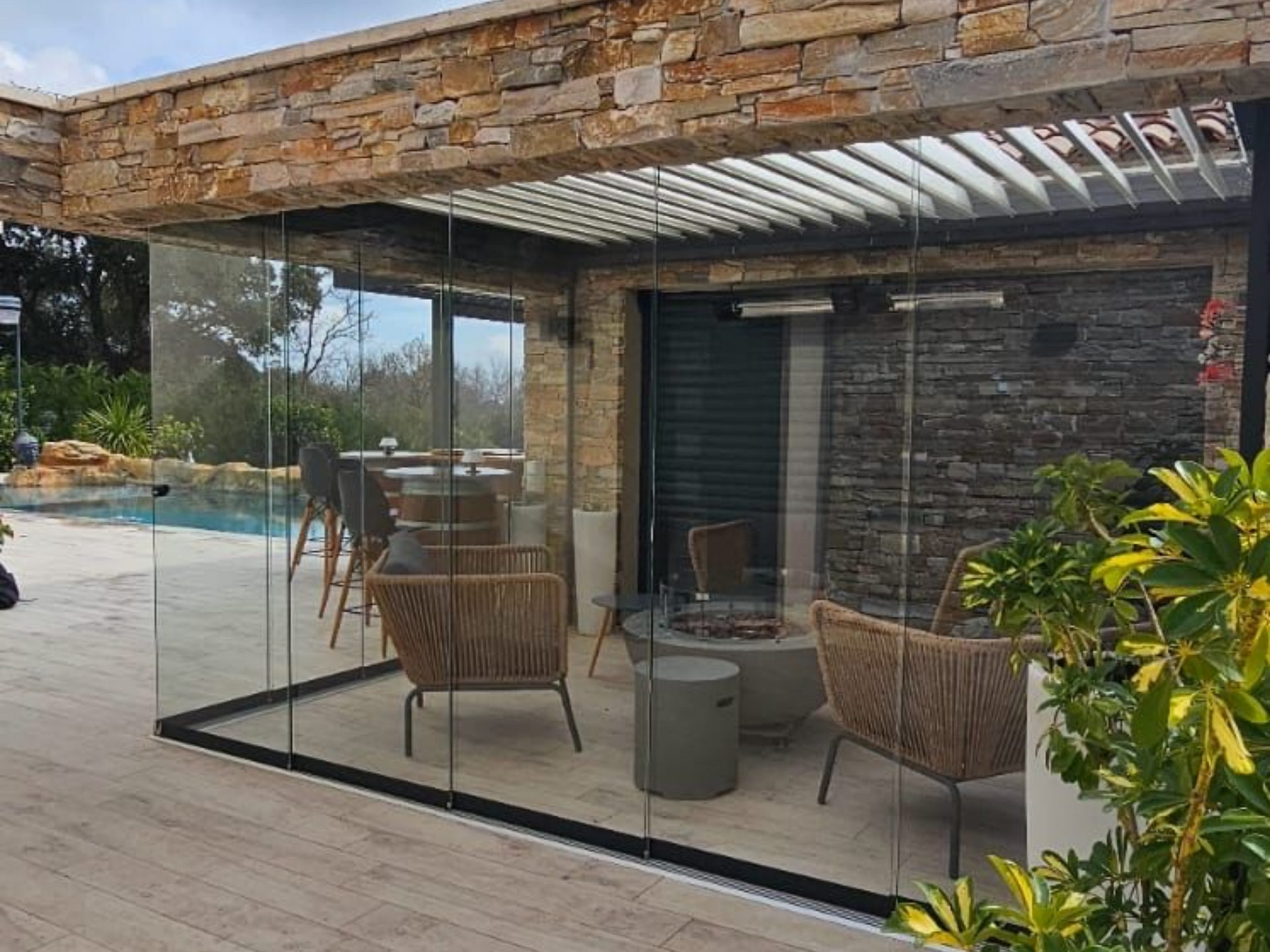 Portail en PVC gris foncé.