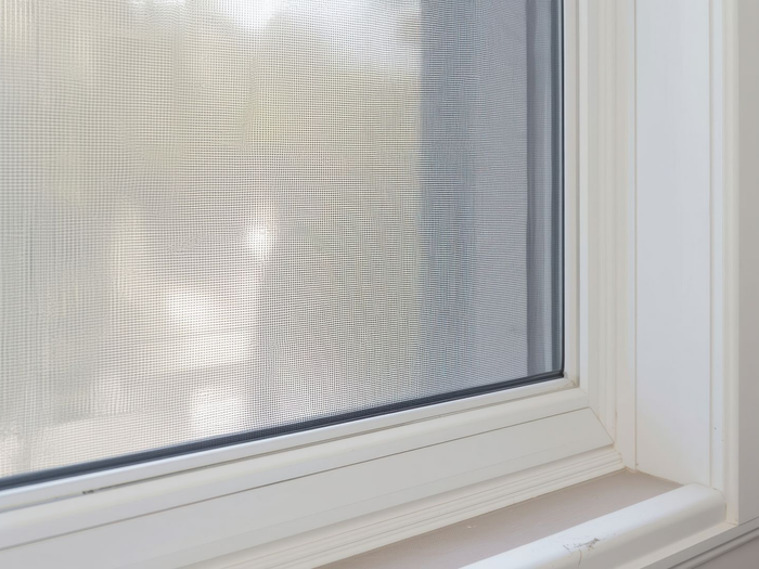 Des baies vitrées et des rembardes en verre