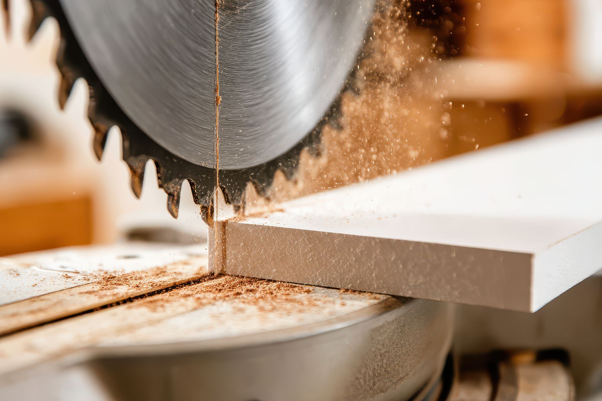 Scie circulaire coupant une planche, avec de la sciure de bois volant dans un atelier de menuiserie