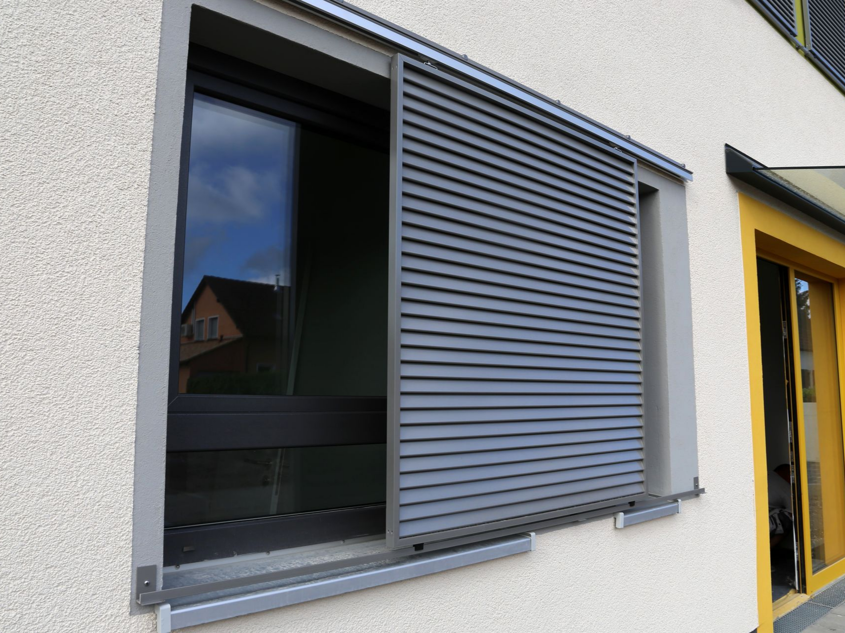 Portail en PVC gris foncé.