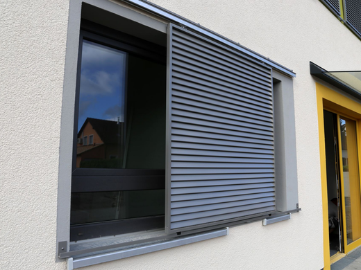 Portail en PVC gris foncé.
