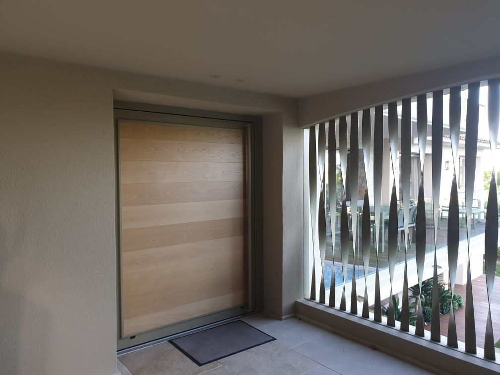 Portail en PVC gris foncé.