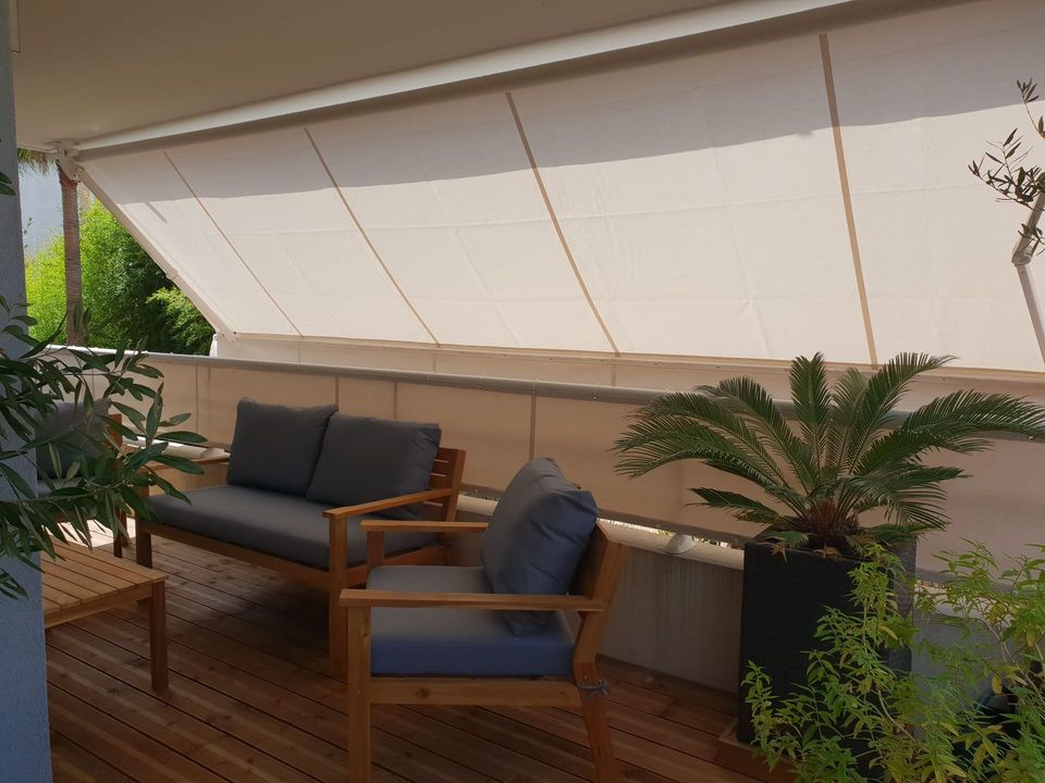 Maison moderne de deux étages avec façade en bois et en verre, terrasse et jardin paysager