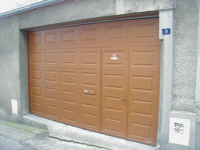 Porte de garage avec portillon installé par Forge de Bray