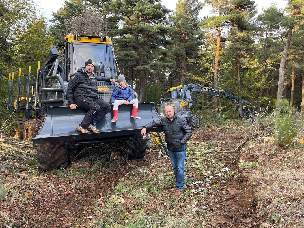 La famille Bilen assise sur un porteur dans la forêt