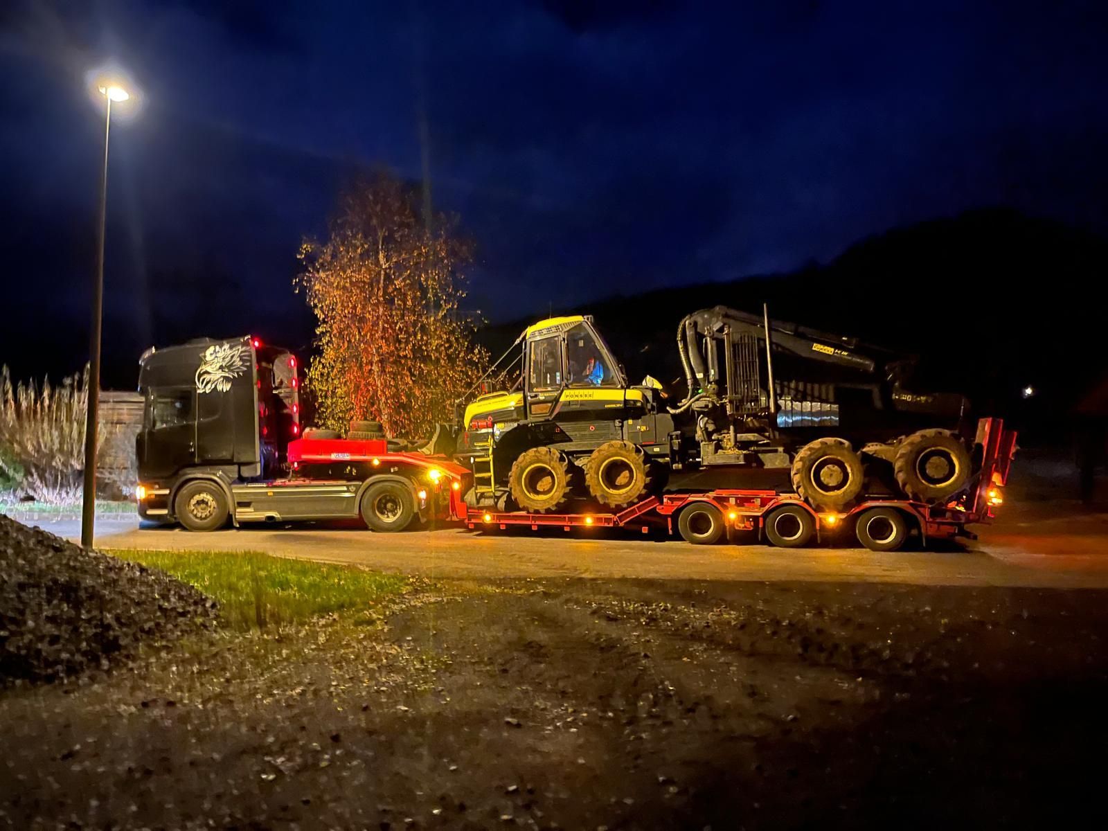 Porteur chargé sur le camion en départ sur un nouveau chantier