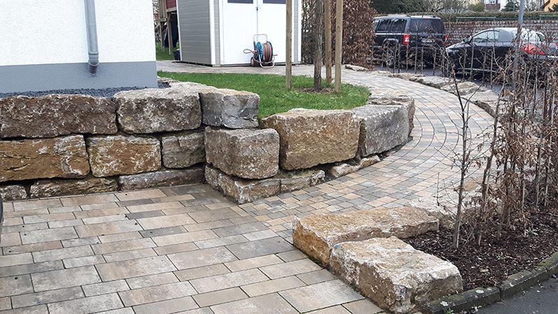 Natursteinmauer, die von der Schäfer & Geis GmbH angelegt wurde