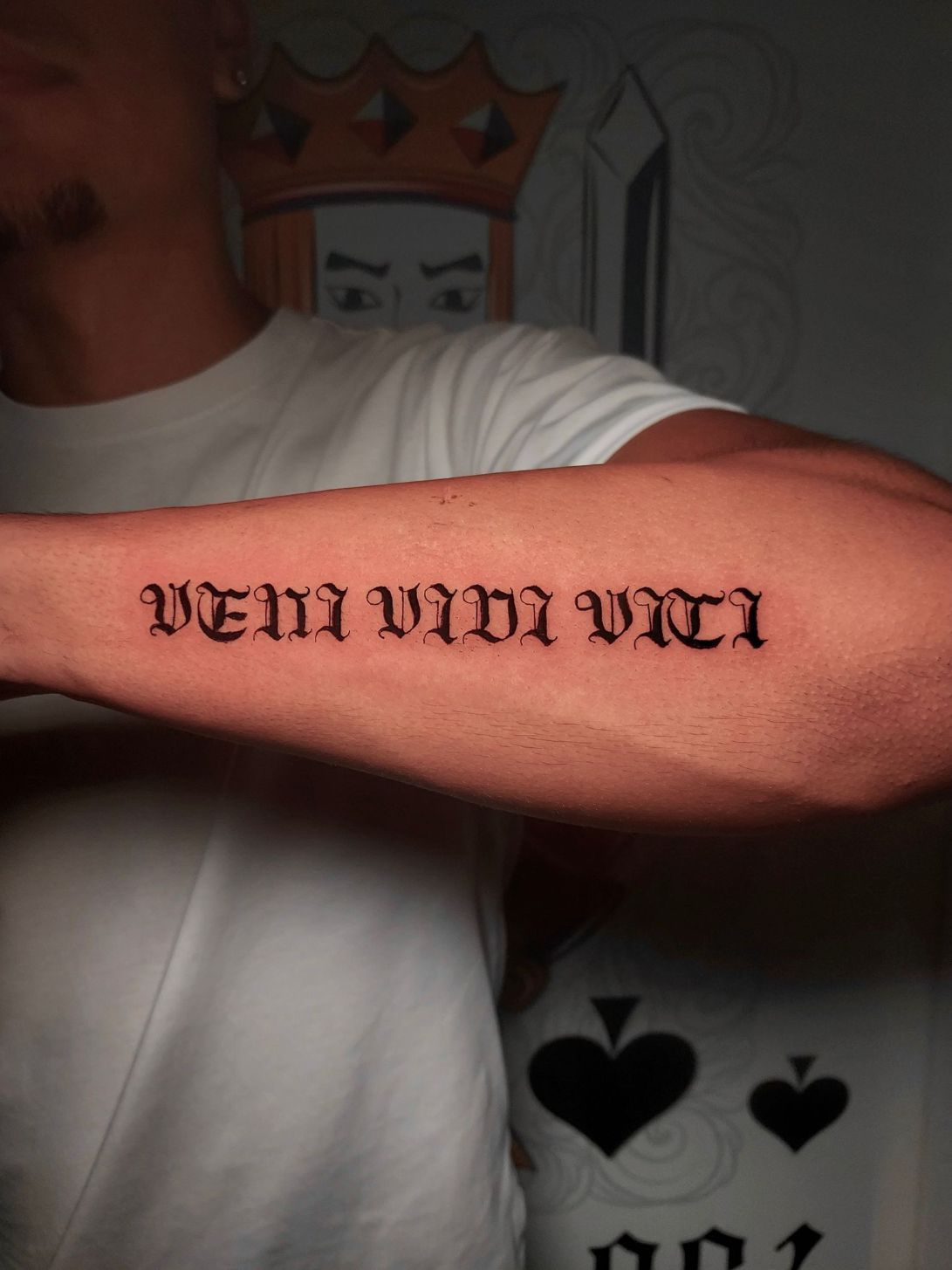 Primer plano de un antebrazo con la frase en latín 