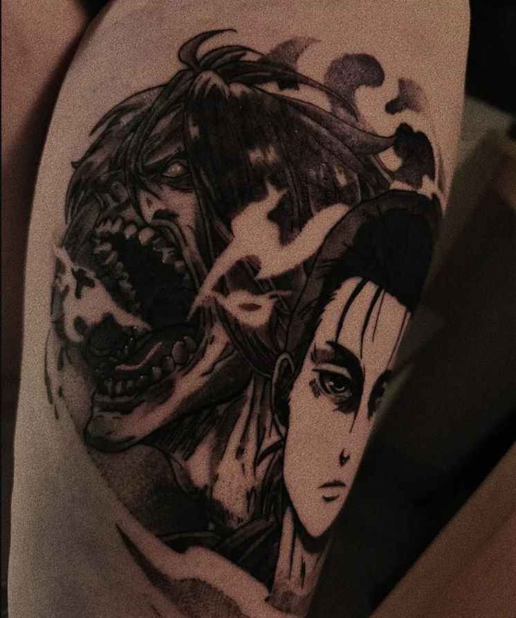 Un tatuaje en blanco y negro de Eren Yeager junto a su forma de Titán de Ataque gruñendo, de la serie Attack on Titan.